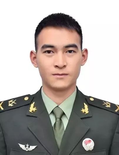 令人震撼的军礼!陆军司令韩卫国上将与扫雷英雄杜富国的拥抱