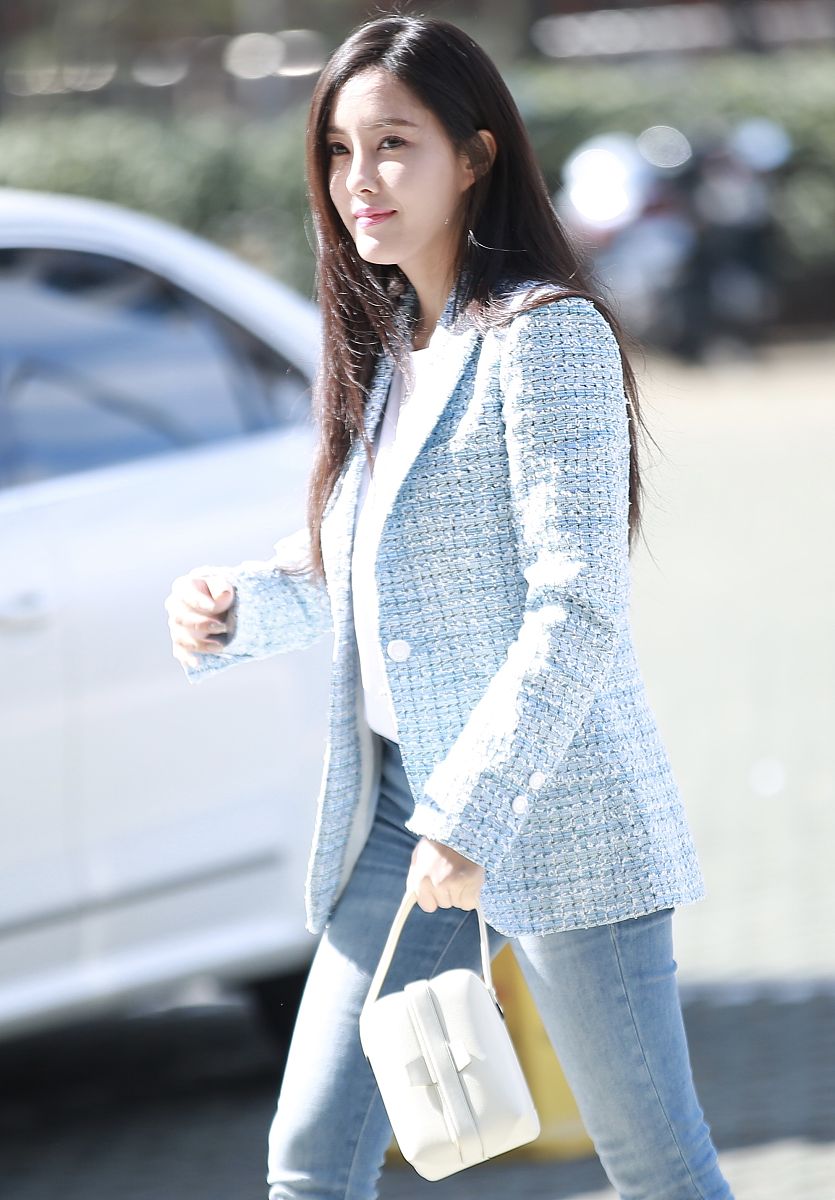 朴孝敏清爽穿搭现身街头,潇洒大方极具干练气息