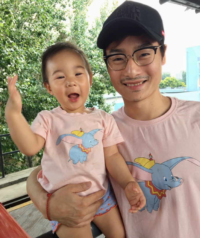 跳水女皇何姿现状,晒秦凯抱娃照片,一家三口很幸福