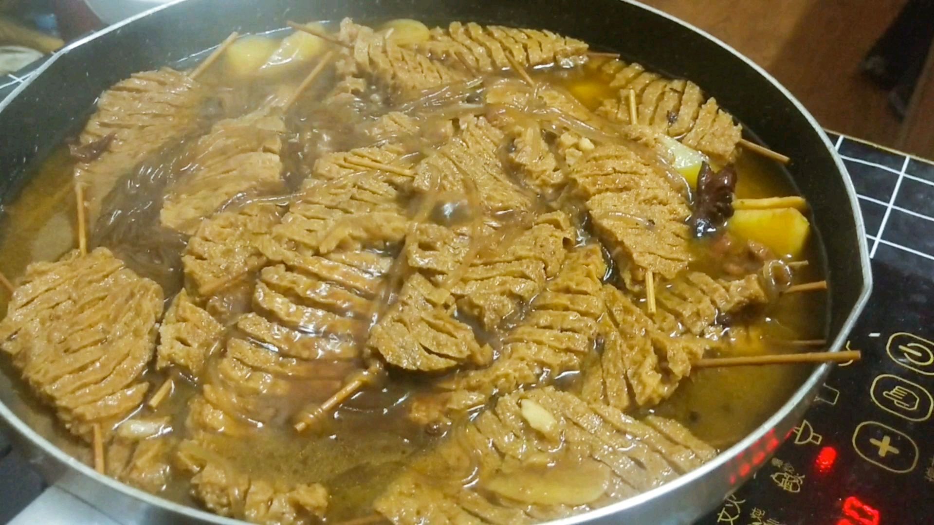 每次这样炖,总能吃到撑,配上洋葱超级带劲,汤汁下饭是关键