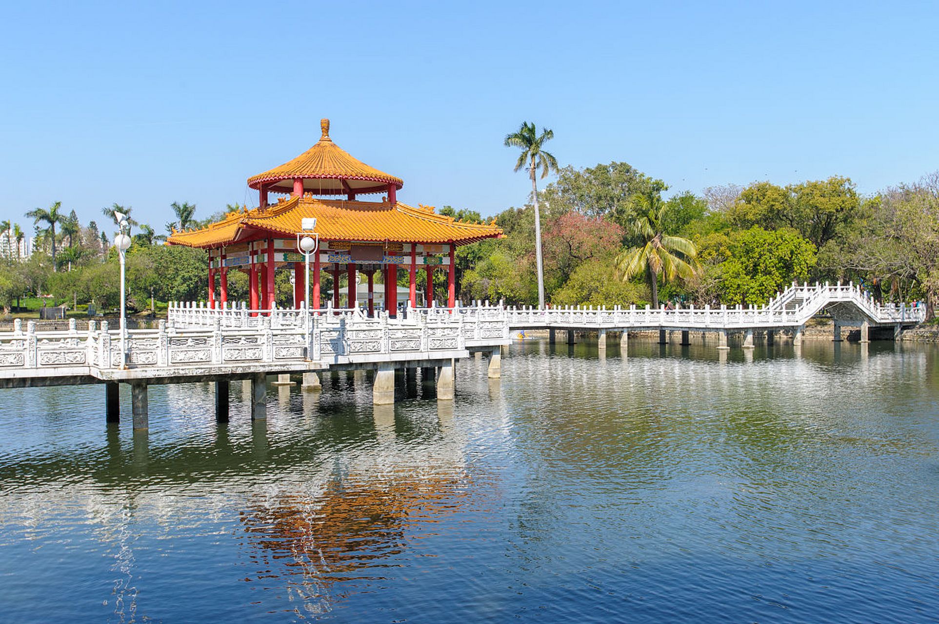 青秀山风景旅游区 青秀山位于南宁市中心,被誉为南宁市的"城市绿肺".