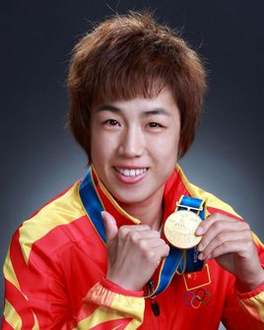 拳手online#鄂美蝶:鄂美蝶是辽宁人,是一个极具个人特色与极佳观尚栽