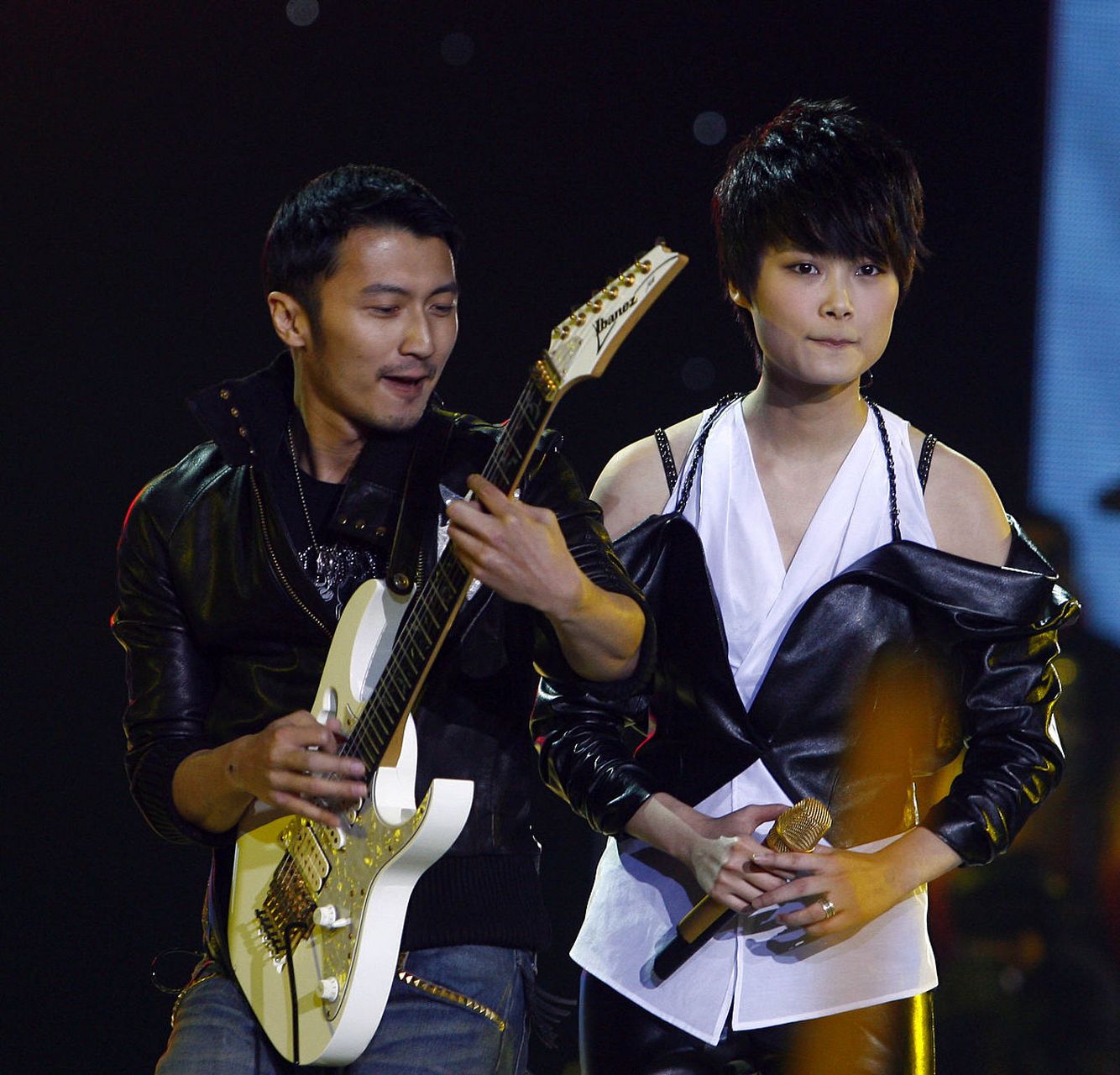 李宇春送谢霆锋一把价值 100 万的吉他,谢霆锋问她:"宇春妹妹,你很