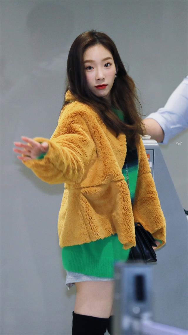 金泰妍亮相仁川机场,新造型美得让人移不开眼,但是真的不冷吗?