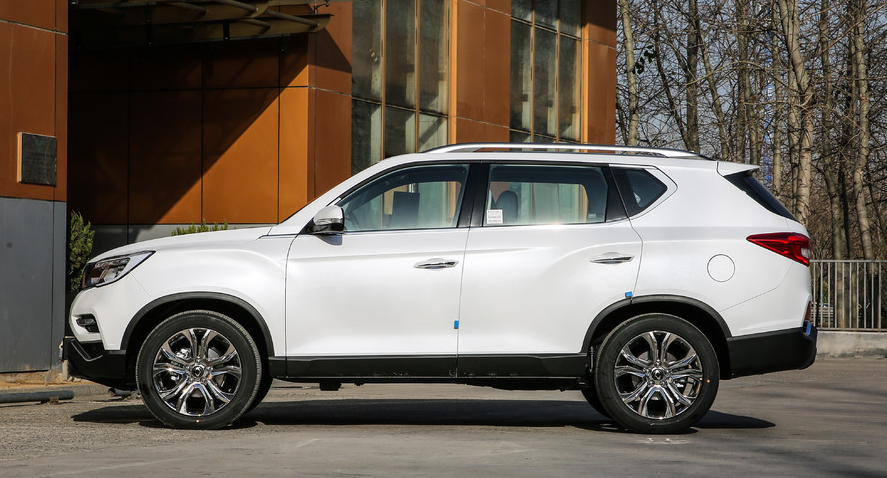 外观年轻时尚,这款双龙-雷斯特g4,气场很足,运动感十分强烈