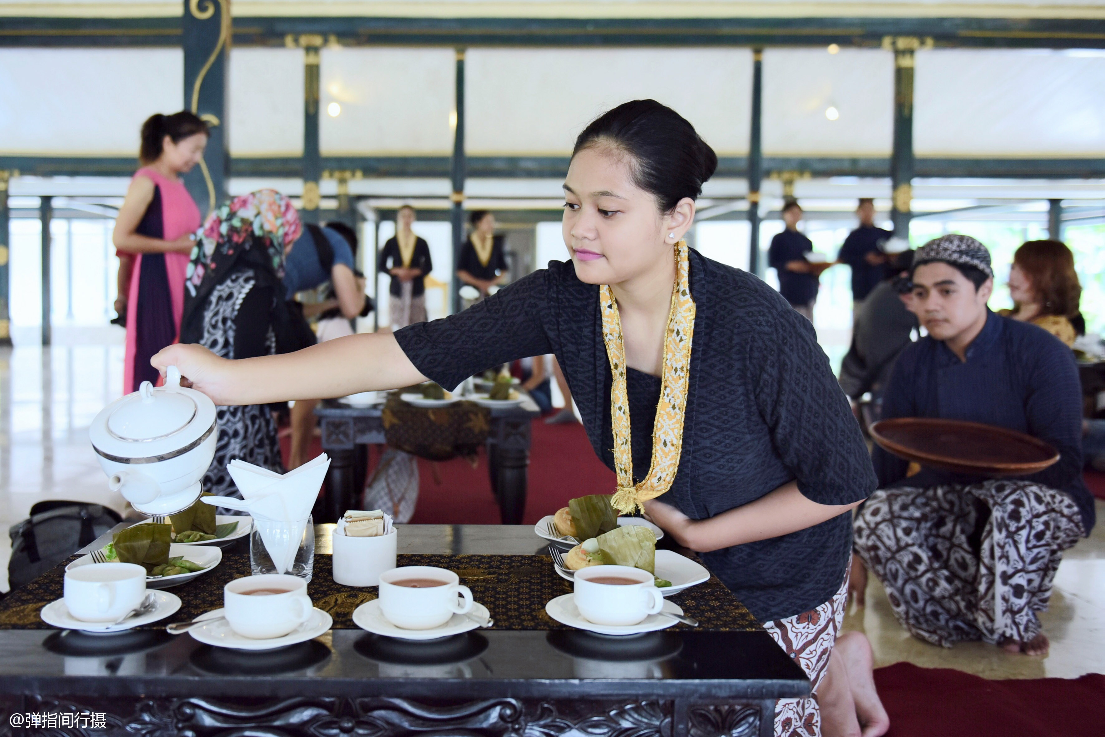 在印尼苏丹王宫里喝茶,俊男靓女极致的"跪式服务",让人惊叹