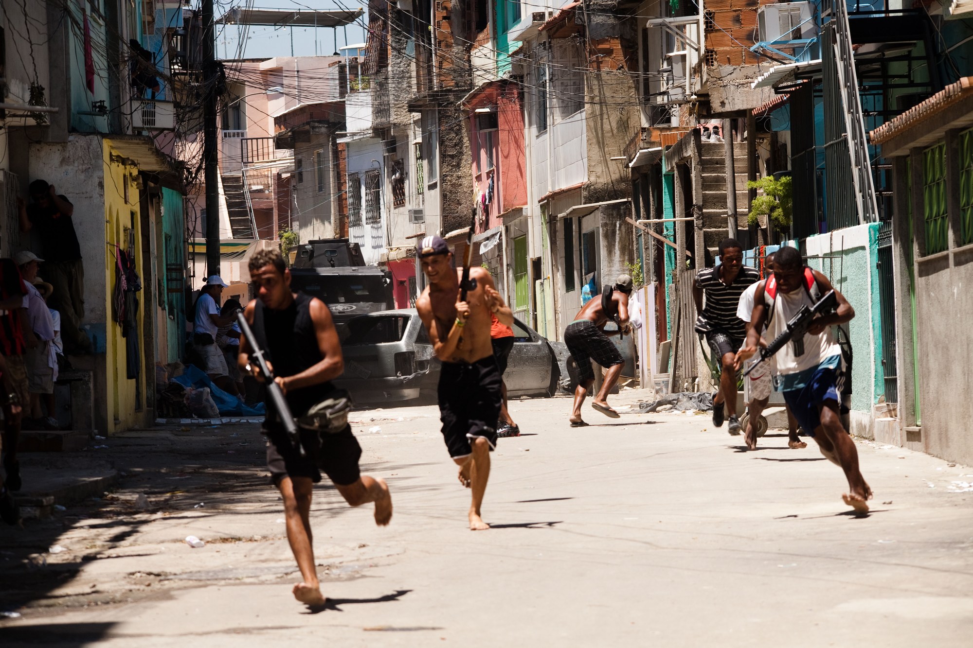 当局防疫力度不够,地方黑帮来凑,在巴西是一种怎样的生活状态