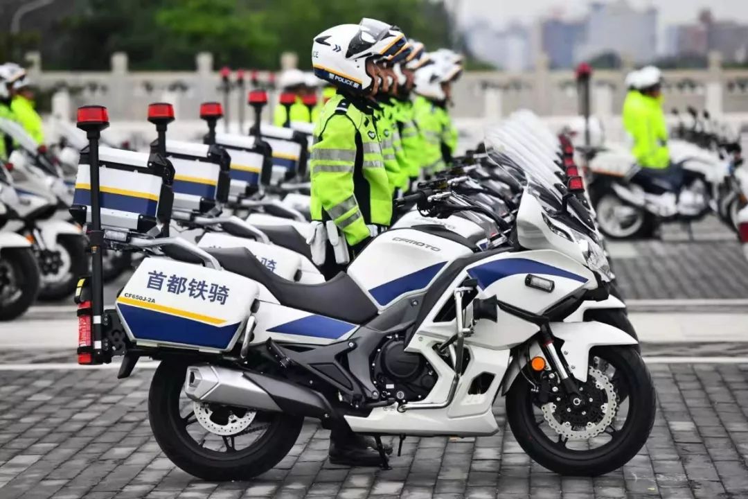 上午9点,大批崭新的摩托警车整齐地排列在永定门南广场,从各交通支队
