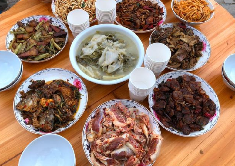 揭秘少数民族的婚宴酒席,菜都上桌,客人看着却不敢动,超尴尬!