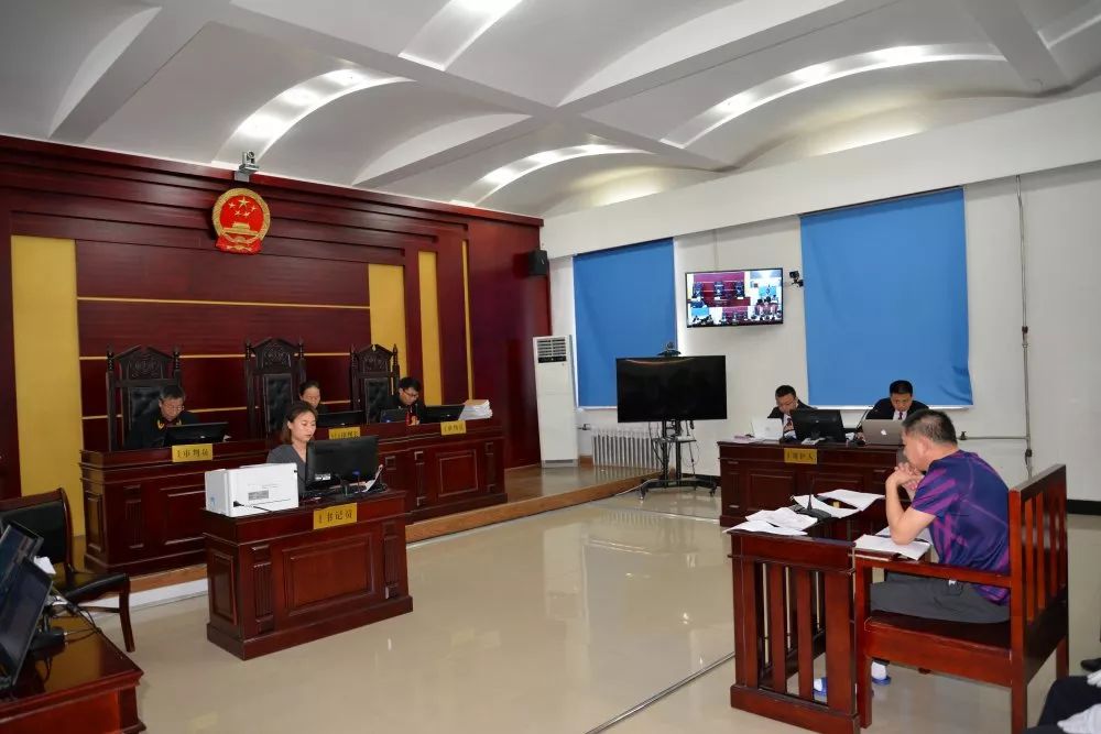 李明柱涉嫌帮助犯罪分子逃避处罚,诈骗,徇私枉法等罪一案开庭审理