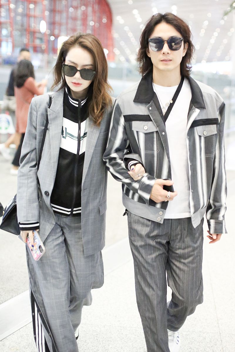 戚薇,李承铉街拍:黑白色系情侣装 balenciaga包简约有型