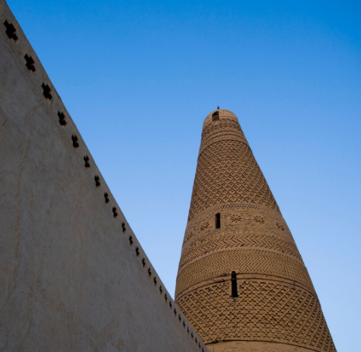 塔的表面分层砌出三角纹,四瓣花纹,水波纹,菱格纹等15种几何图案,具有