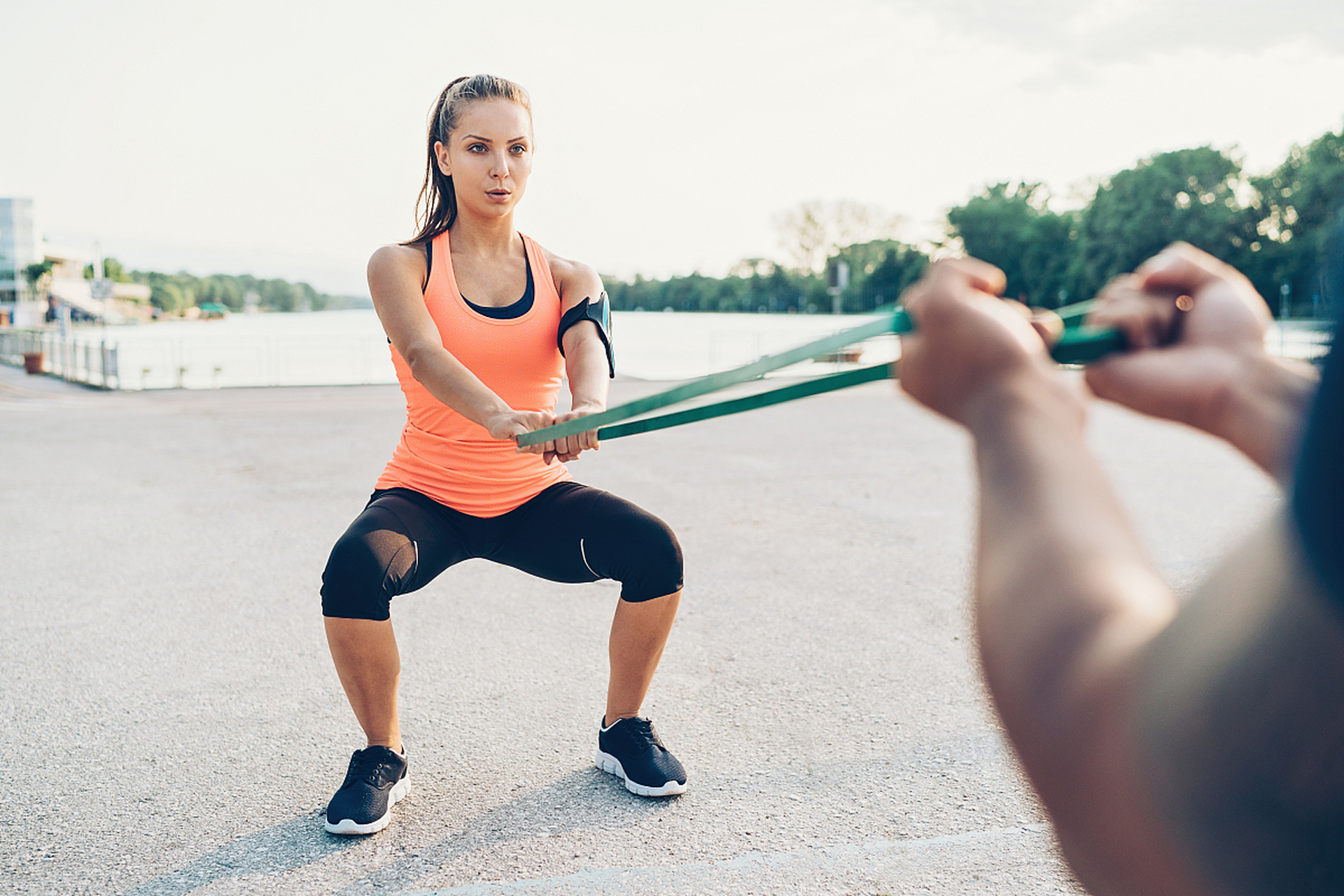 有氧运动和抗阻运动对健康都有积极的影响,但在改善睡眠方面,一些研究