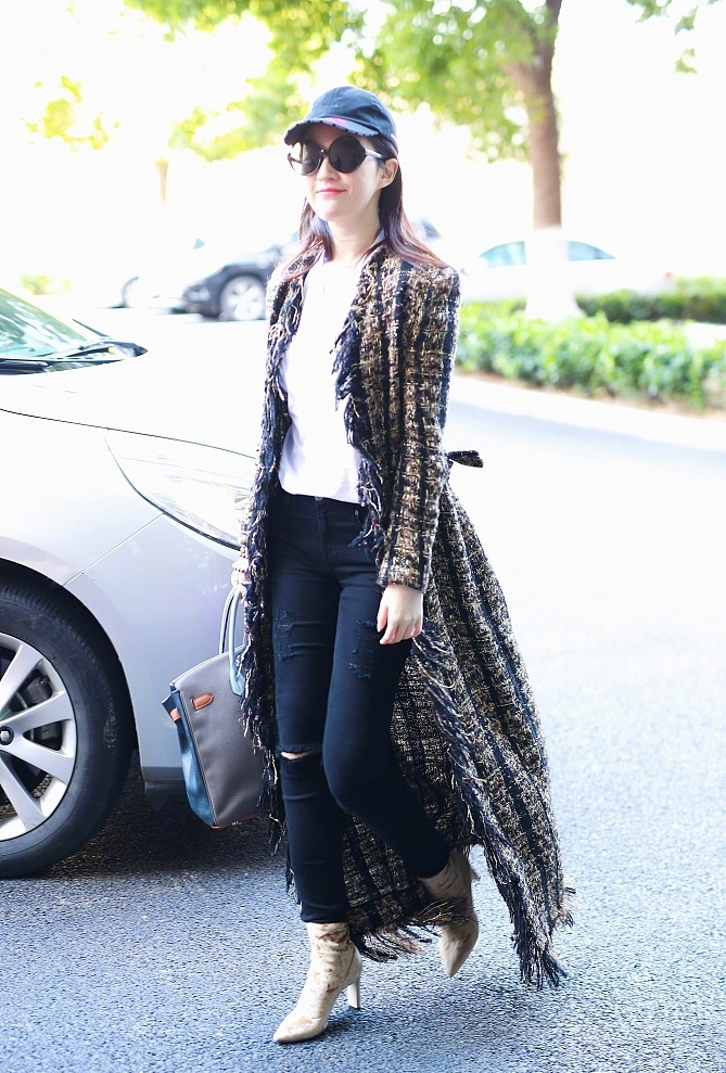 刘亦菲的"麻袋衣"要火了,搭配"瘦瘦靴"时尚又减龄,美成初恋