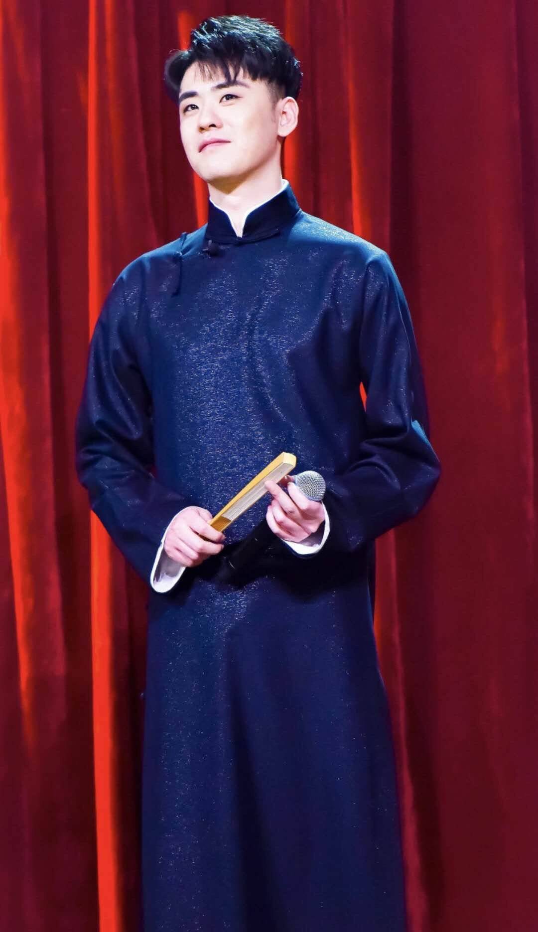 橙色衣服是很难驾驭的,穿在张云雷身上却异常好看.