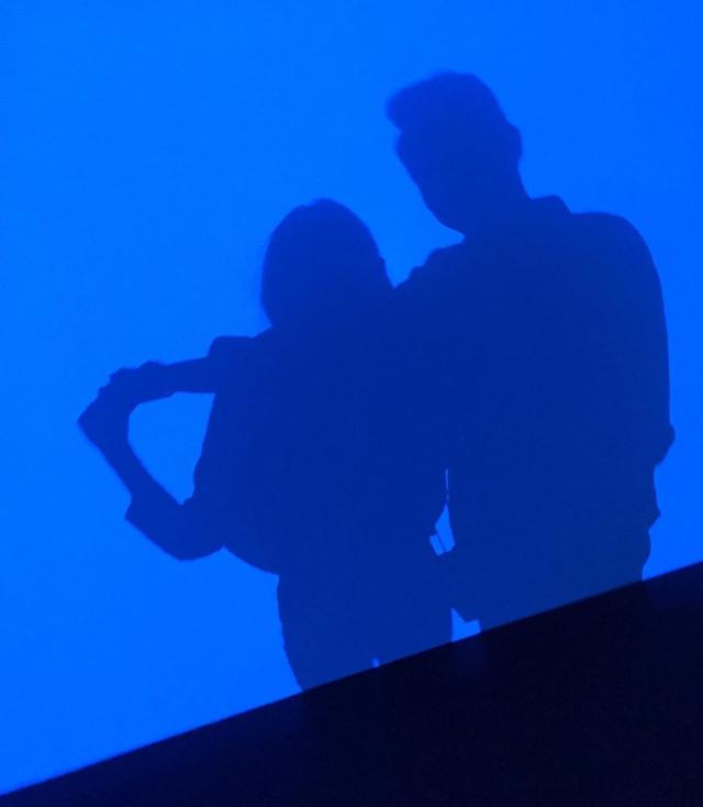 郑秀妍首次公开恋情?与总裁男友晒拉手甜蜜合照,曝曾深陷小三门