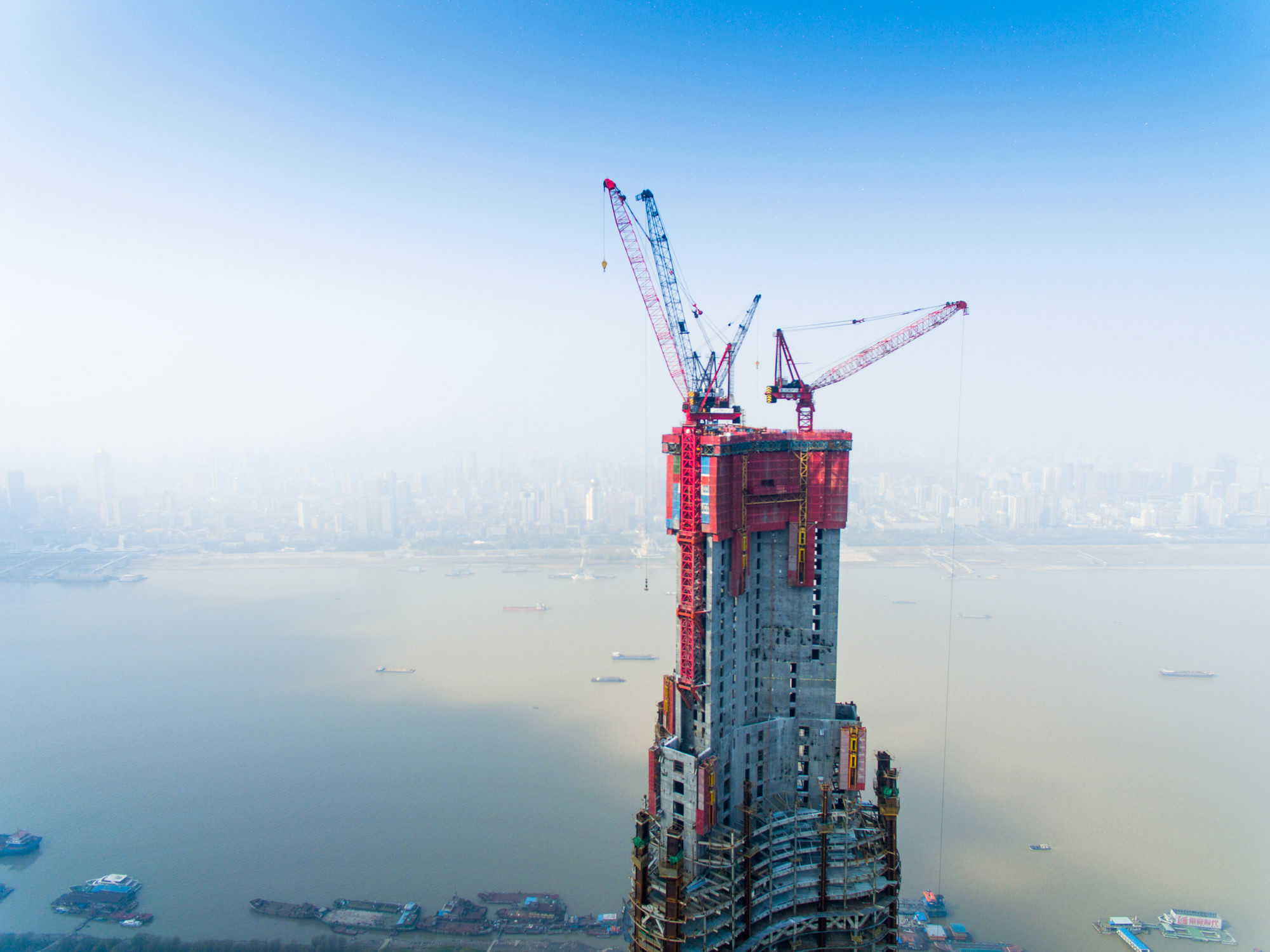 我国空中造楼机开始闻名于世界,国际评论:中国将引领未来新技术