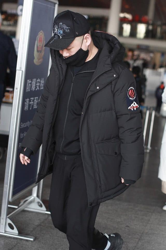 岳云鹏穿一身黑显瘦,没系扣敞怀穿羽绒服真抗冻,戴口罩超低调