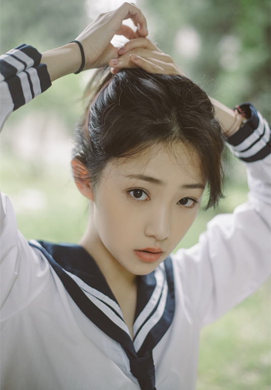 《烈火军校》曲曼婷,穿清新系搭配,美成"校园女神"!