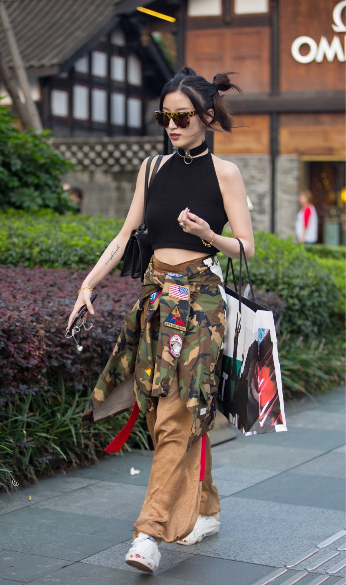 街拍美女:烈焰红唇,这种成熟的气质是岁月的沉淀!