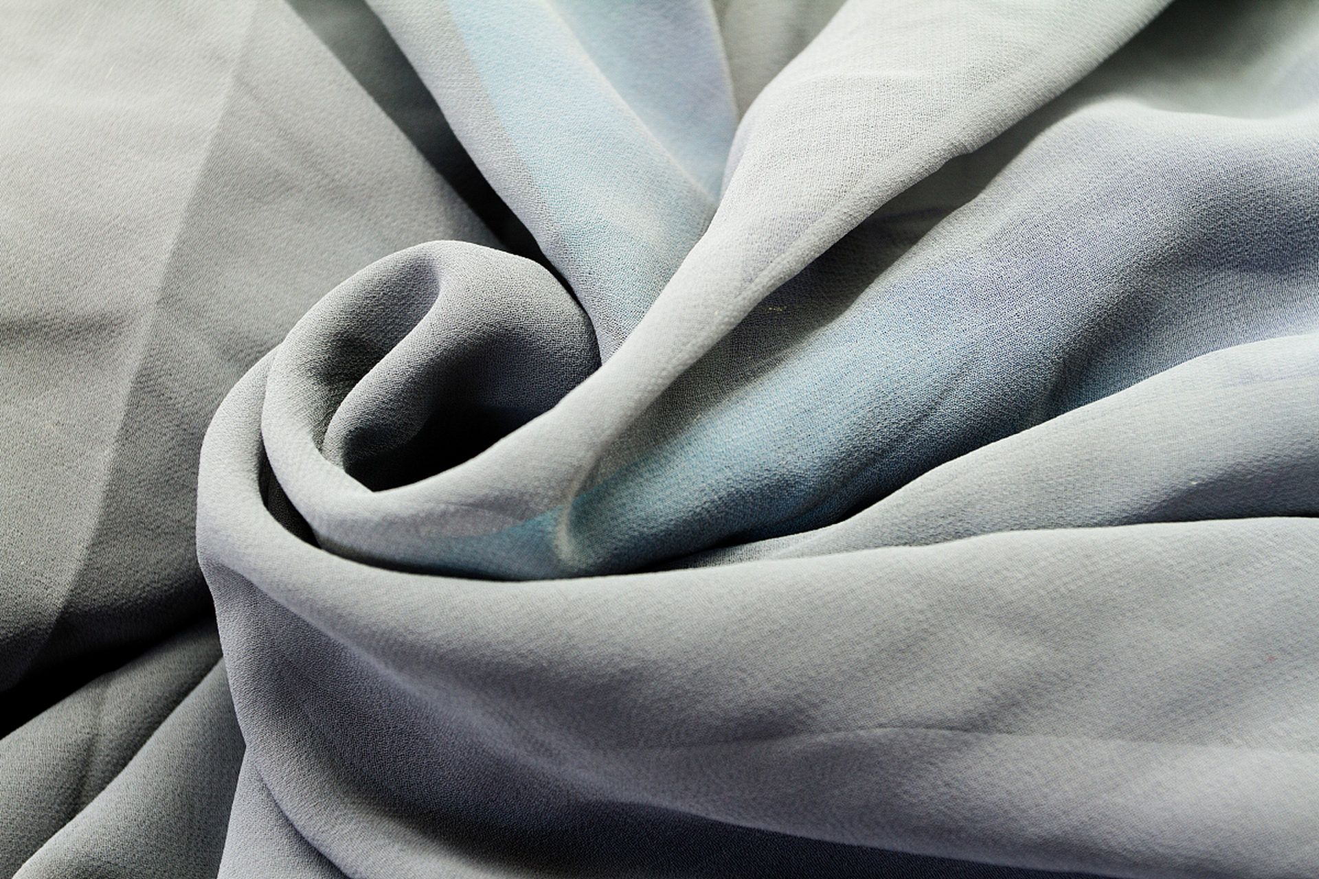 纯棉吸湿透气,柔软舒适,易洗涤保养,但易起毛球和缩水;天竺棉柔软光滑