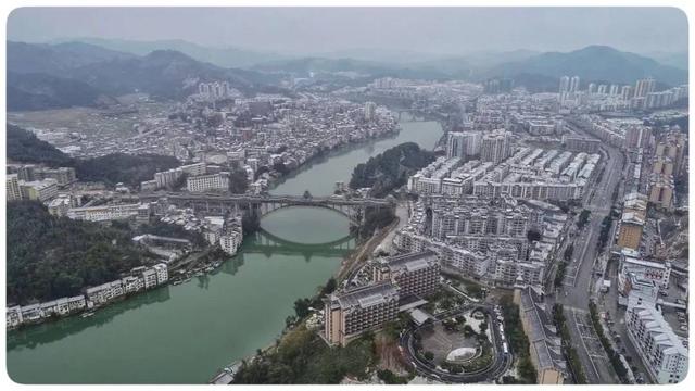 三江县城雪景,一夜白头.龚普康摄