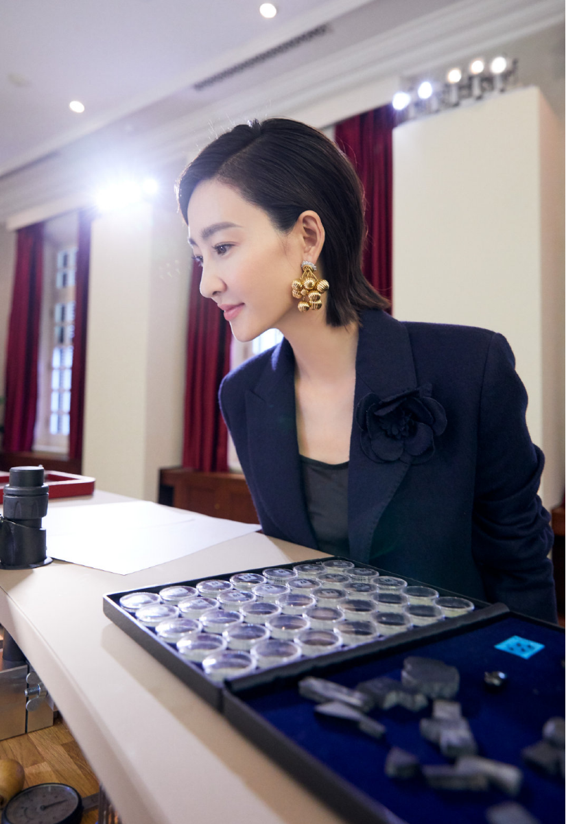 34岁王丽坤剪短发瞬间变"高级",身穿西服套装干练时尚,美呆了