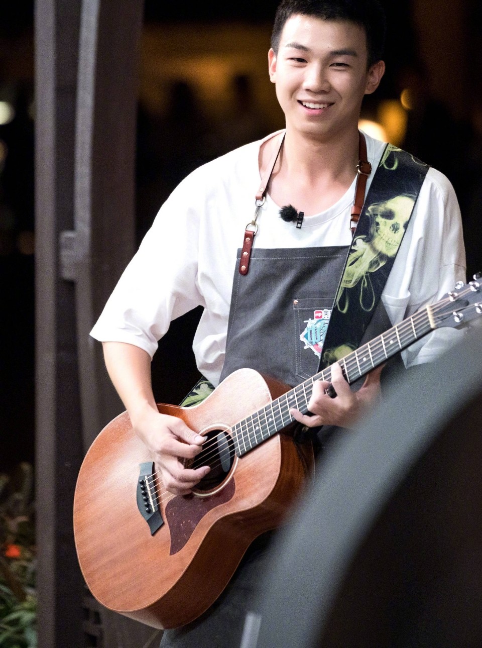 白举纲用餐频频失态,得舒淇提醒,网友:这个行为更加冒犯主人!