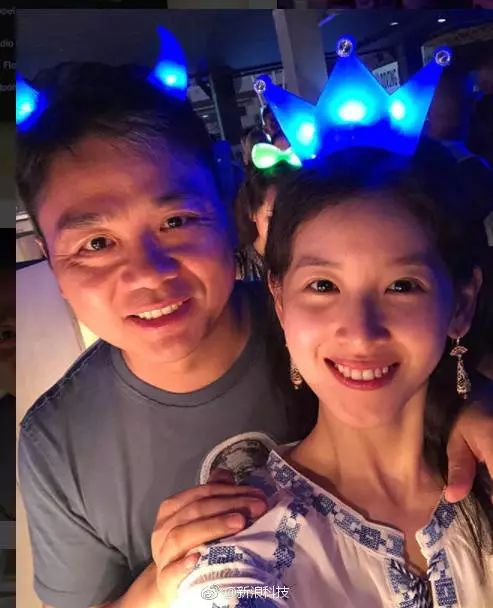 不知妻美刘强东秀恩爱,除了像父女惹人注意的还有一脸大褶子