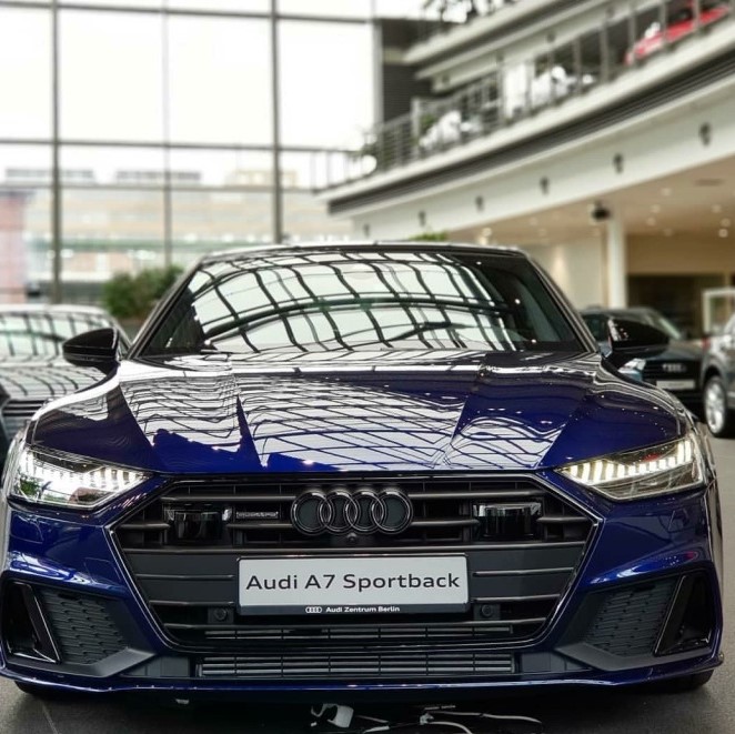 奥迪全新a7,网友:这个蓝色太好看了