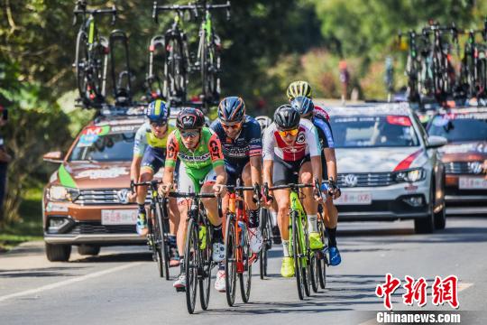 环海南岛国际公路自行车赛收官赛段:西蒙·佩莱德获胜利