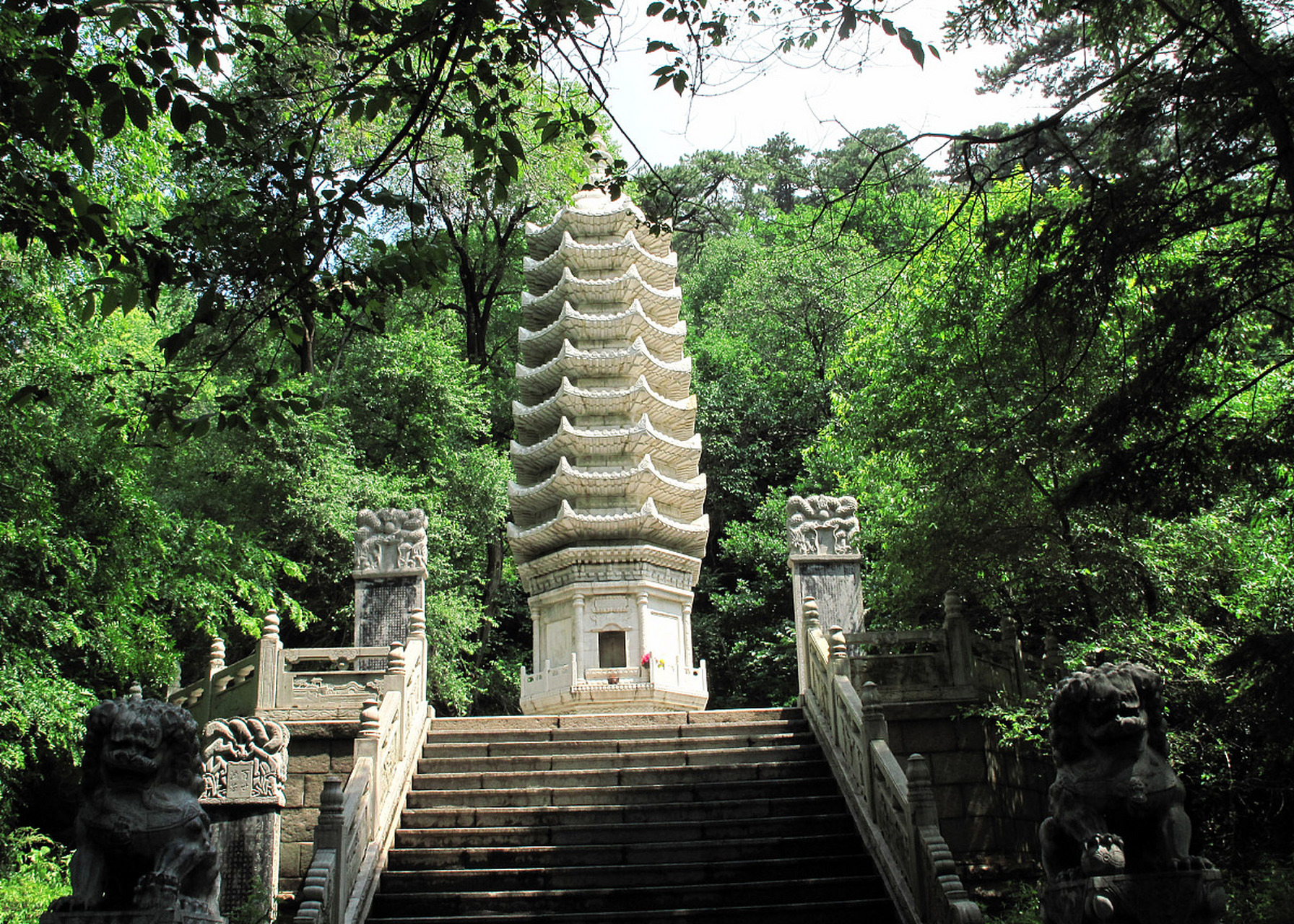 营山白塔公园位于四川南充市营山县,是一座集自然风光,人文景观和休闲