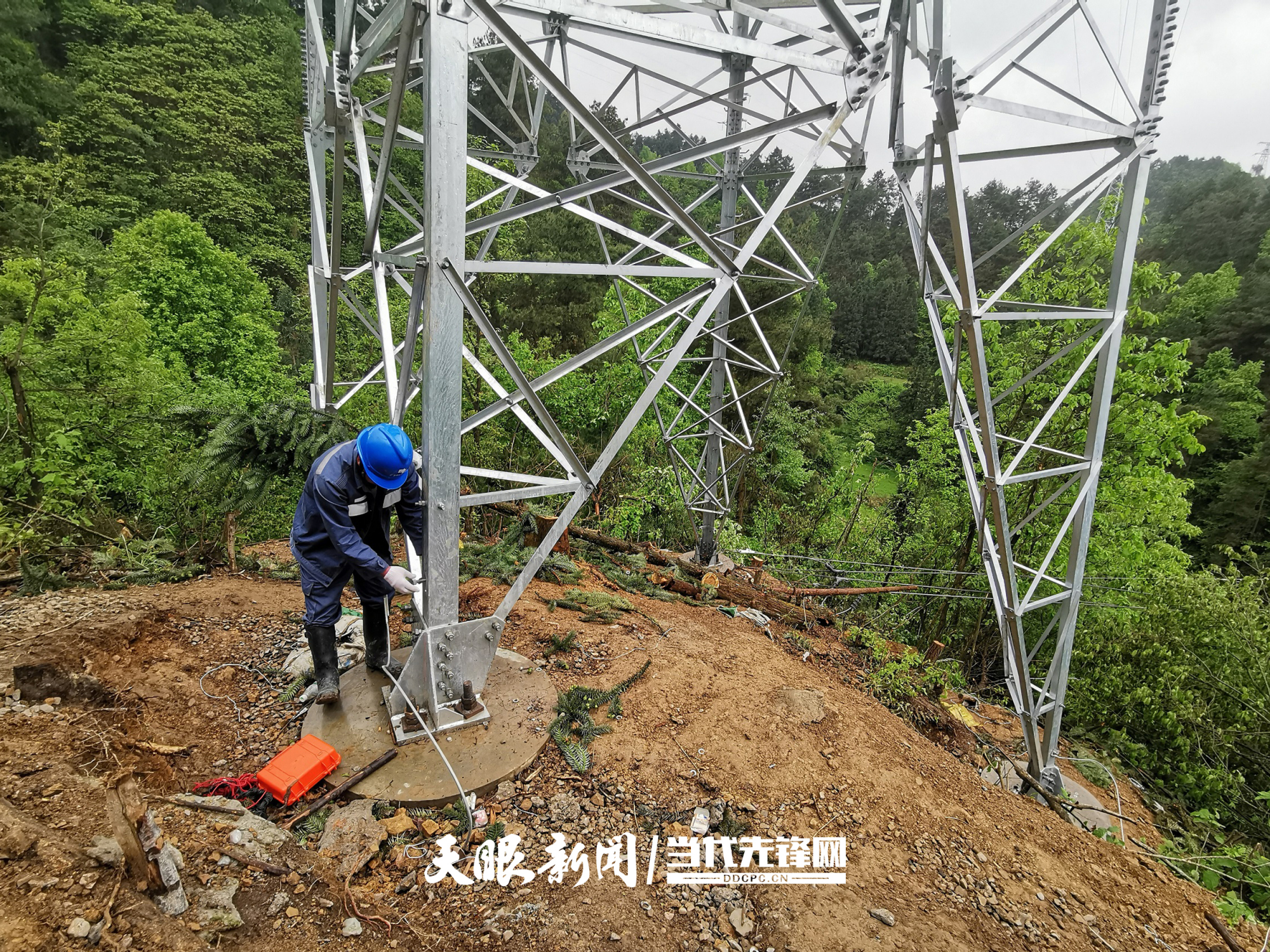 都匀供电局输电管理所人员在投运前验收杆塔接地电阻情况
