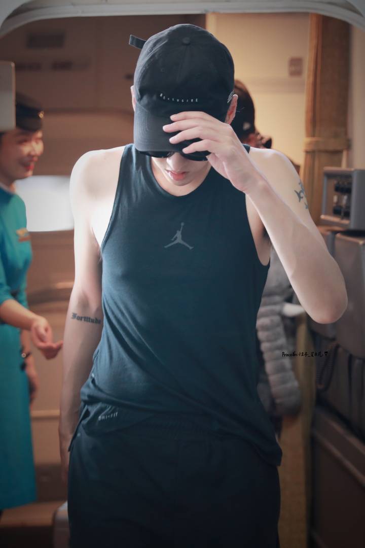 吴亦凡身着背心亮相首都机场 实力演绎穿衣显瘦脱衣有肉