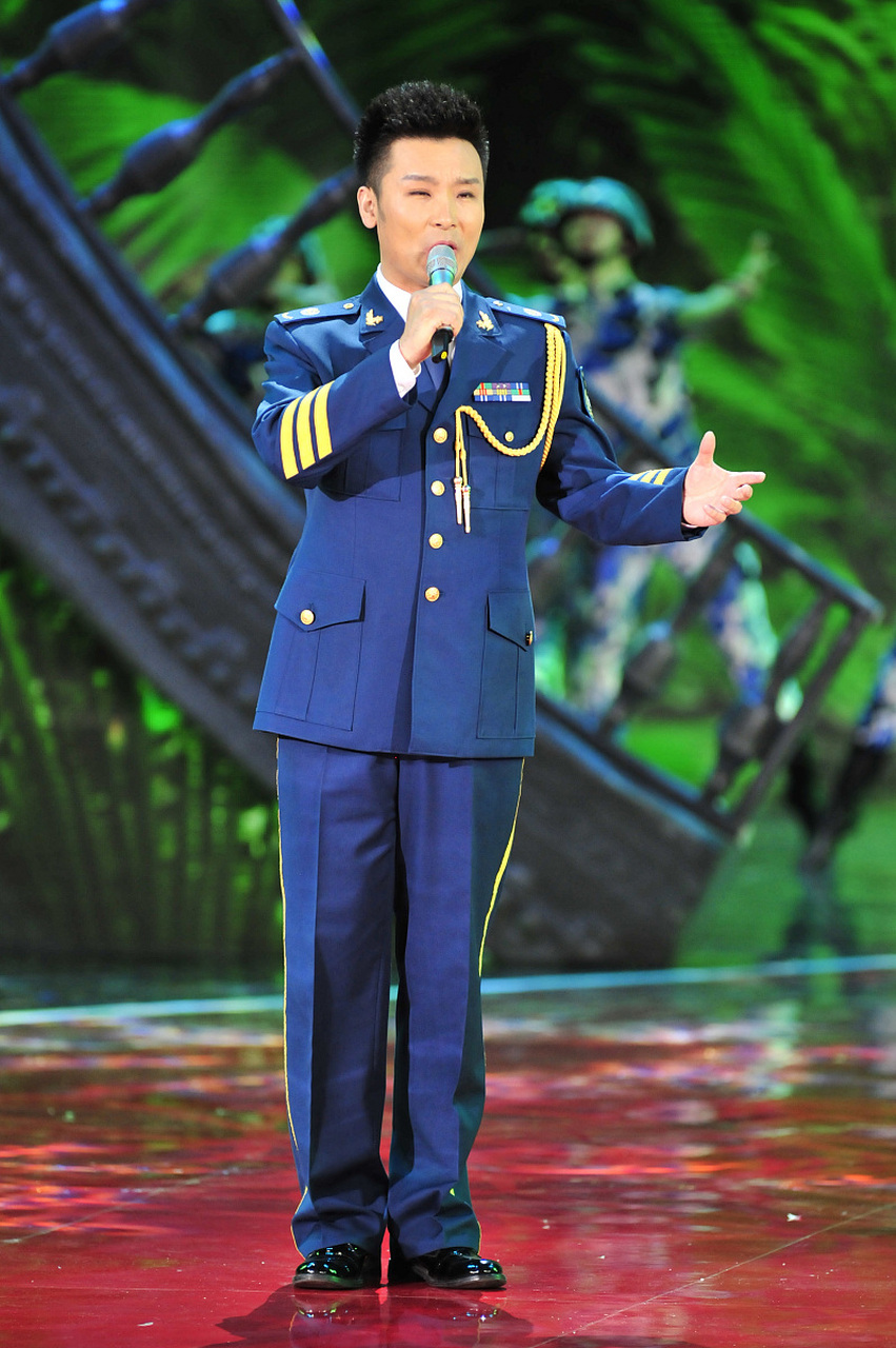 《儿行千里》是由车行作词,戚建波谱曲,刘和刚演唱的一首歌唱父母深情