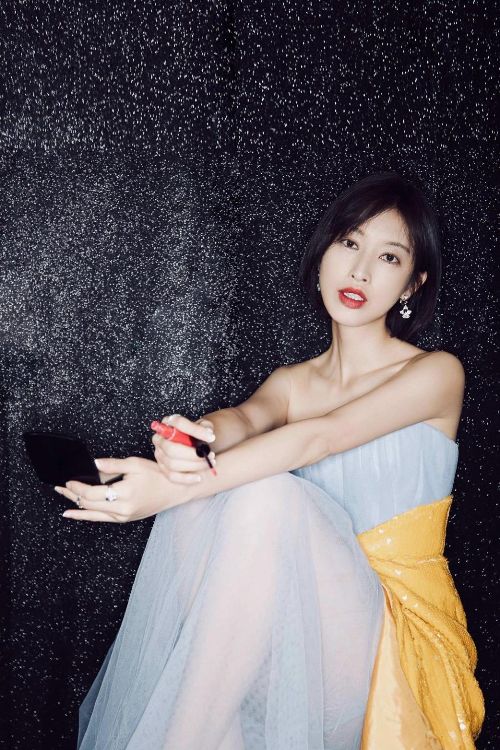 张俪出席活动 修身横条纹套装搭配夹克外套身材高挑