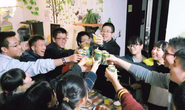 大学生聚会时,情商越低的人,劝酒时越爱说这3句话,你身边有吗