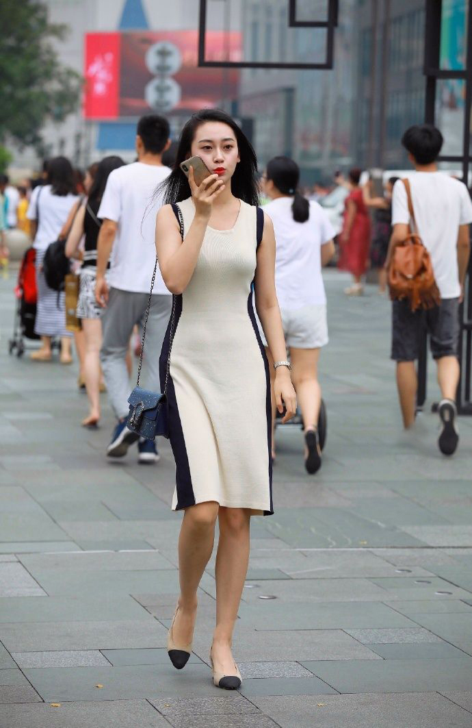 街拍:美女吊带连衣裙 腰细腿长很"性感"走到哪儿都出众