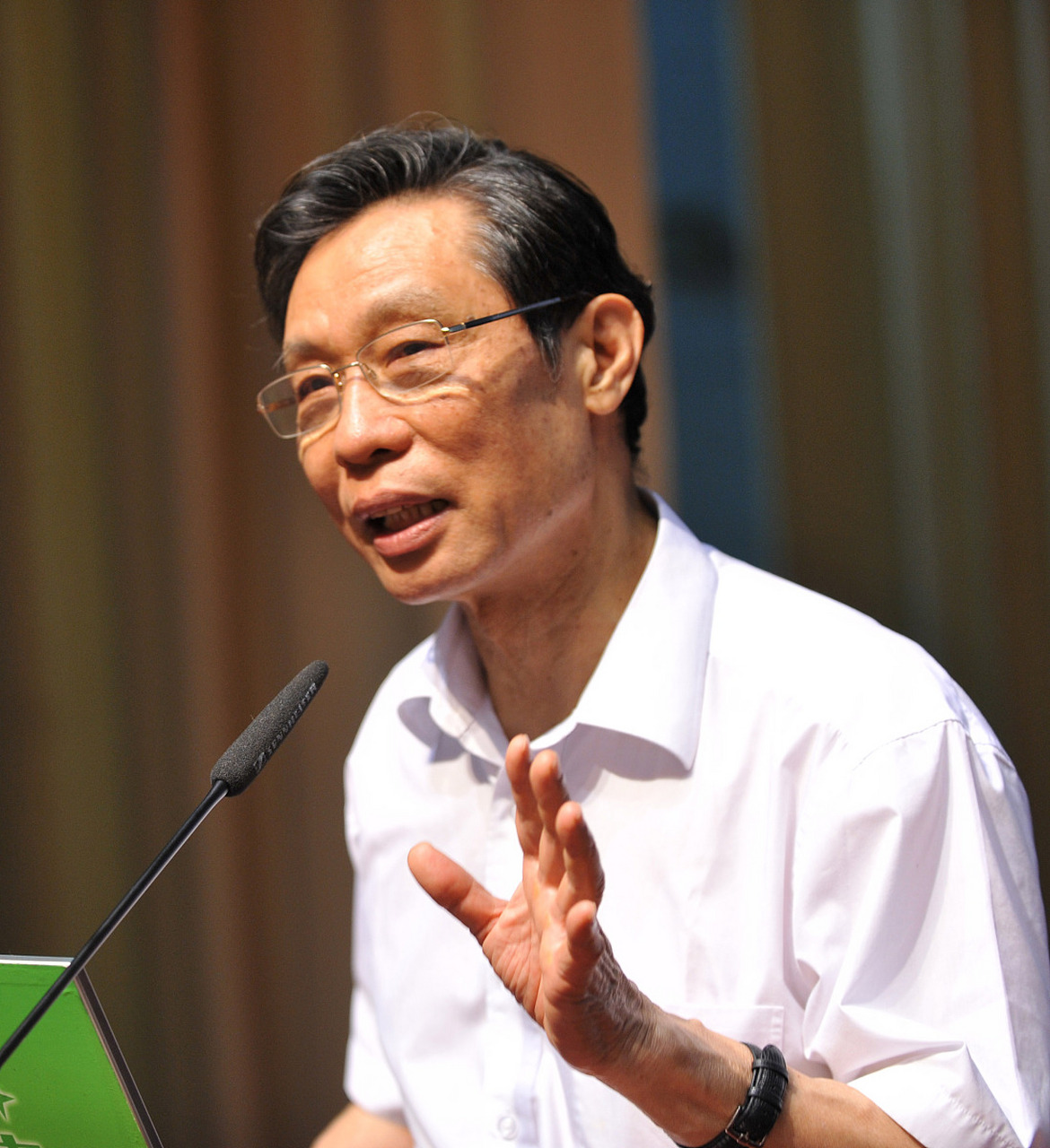 钟南山院士亲自辟谣,他从未为任何商家包括电商代言,推荐过任何产品.