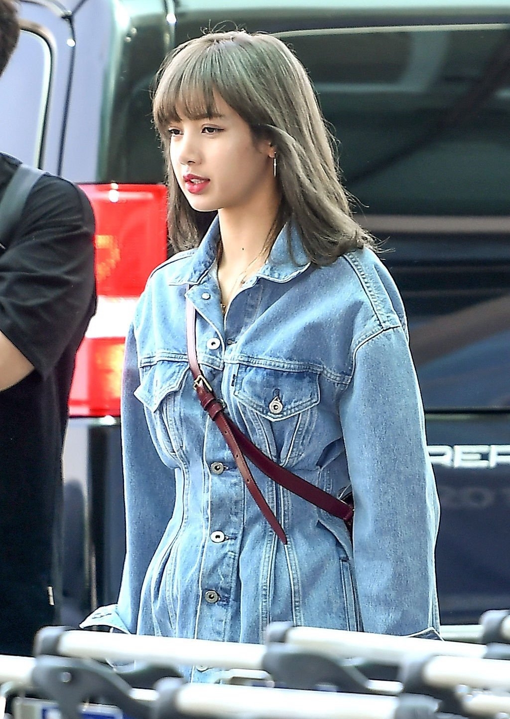 blackpink最新机场秀,智妮彩英露脐装秀小蛮腰,lisa短裙秀美腿