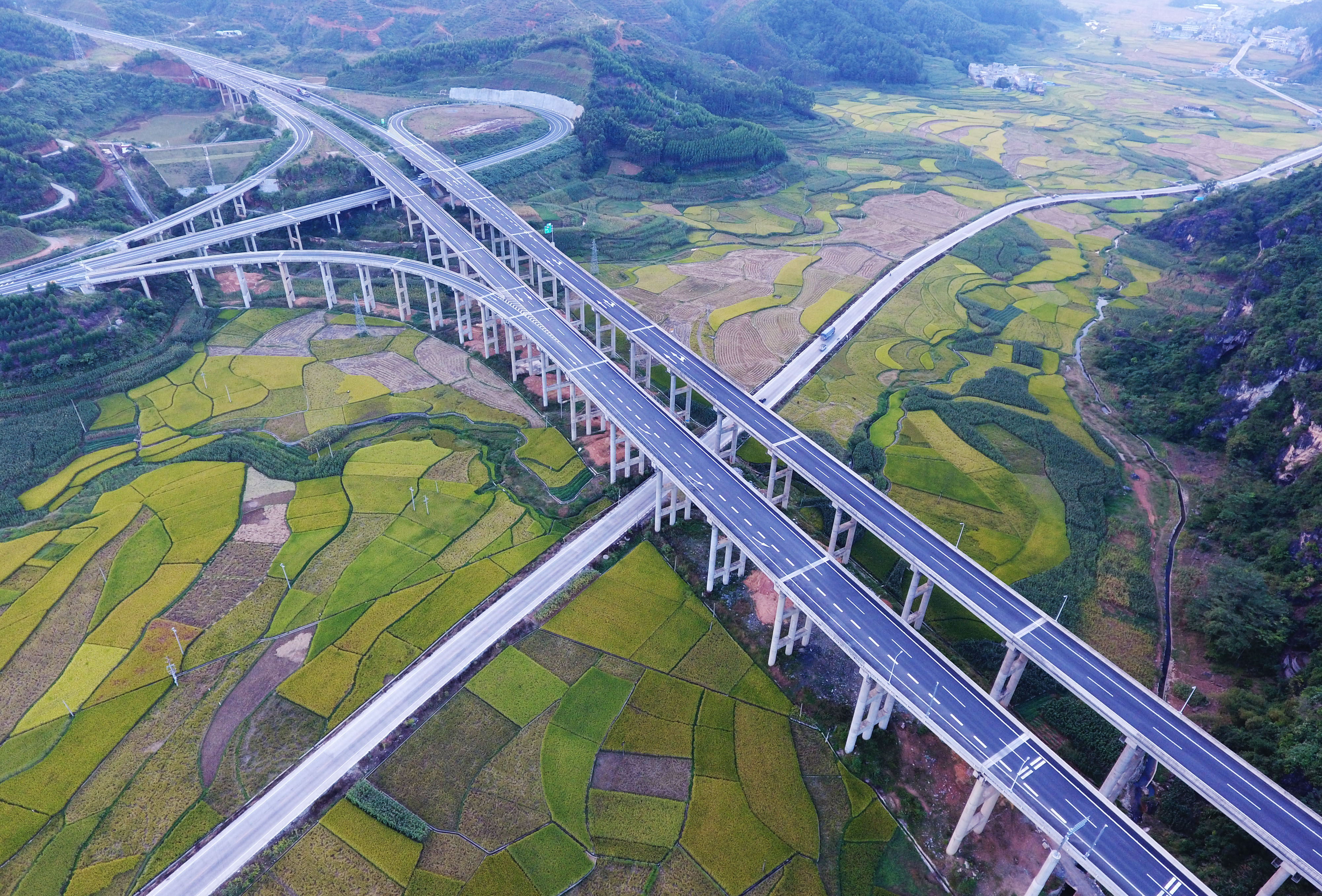 广西和江西两省哪个省比较有发展前途?我个人来说,更看好江西省