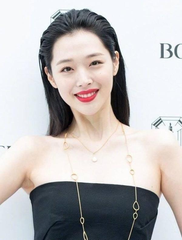 崔雪莉风波过后首次露面 盛装出席发布会惹争议