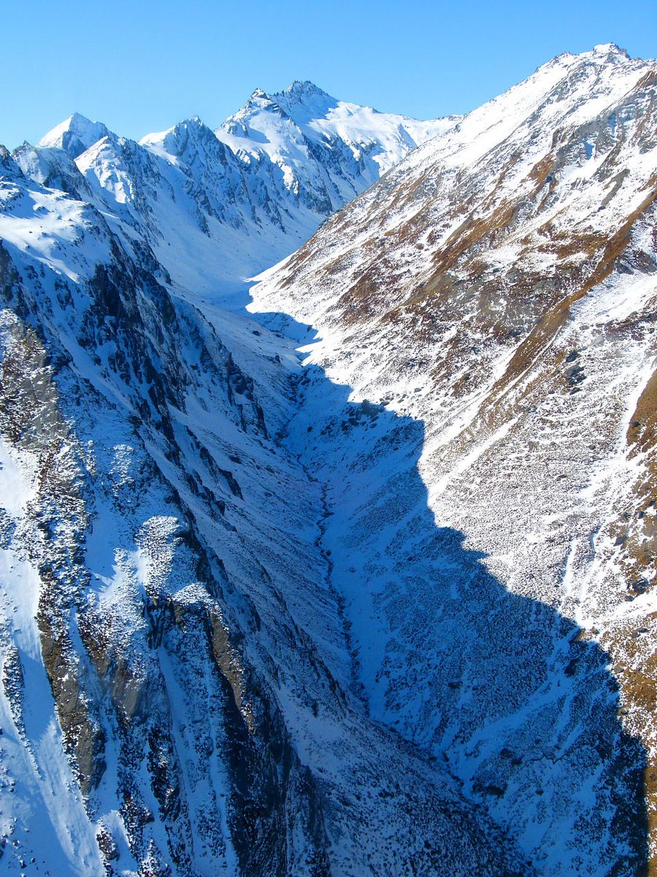 你知道阿尔卑斯山吗? 它是欧洲最高,最雄伟的山脉! 西起法国东南部,经