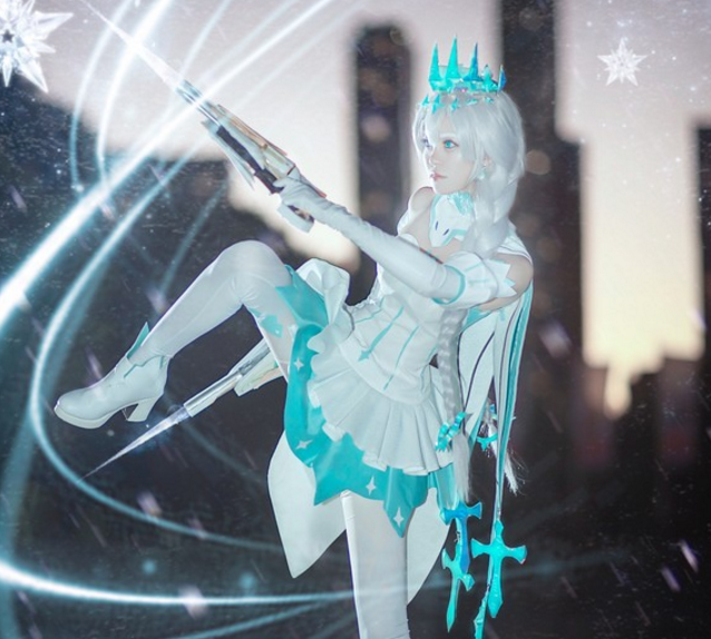 初中生cos琪亚娜走红全网,空中劈叉动作神还原,网友:想娶回家