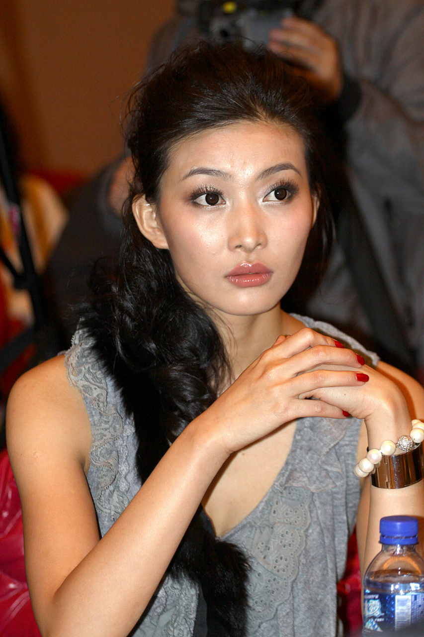 据台媒爆料,称近日拍到李彩桦在机场