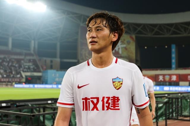 国足裴帅生活现状:拥有千万年薪,娇妻是校花,喜欢运动身材傲人