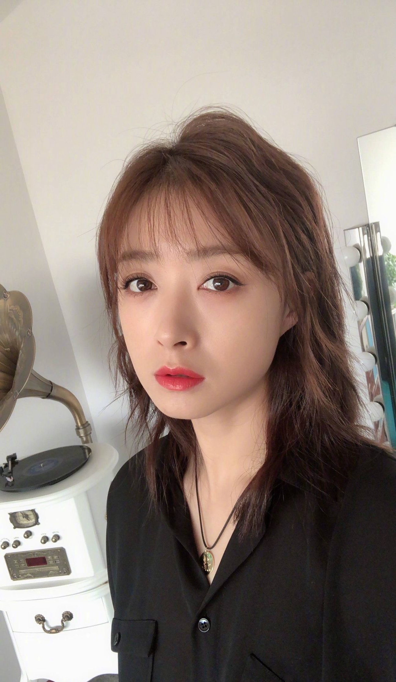 36岁蒋欣皮肤状态不输当红小花,依旧胶原蛋白满满,女人味十足!