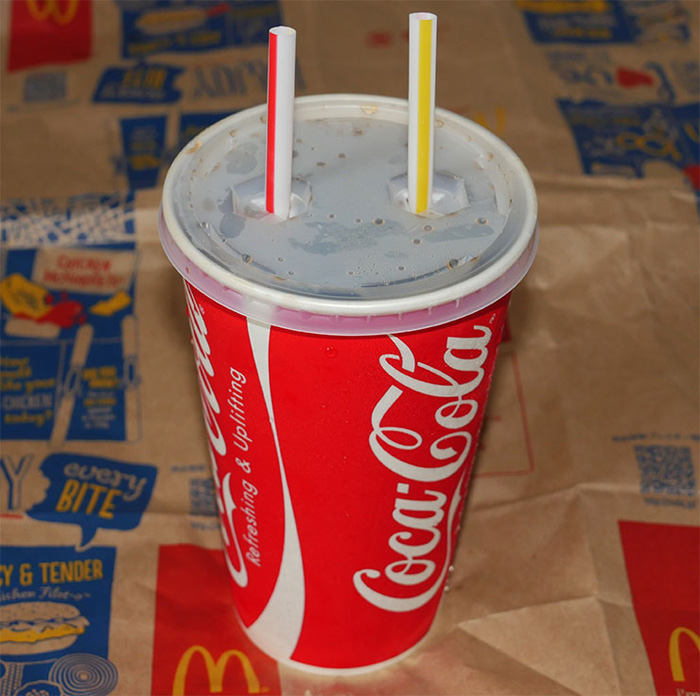 麦当劳又出新饮料,盖子上的洞亮了,网友:连洞洞都欺负我没对象