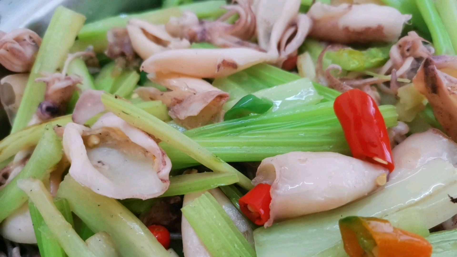 家常菜《墨鱼炒西芹》