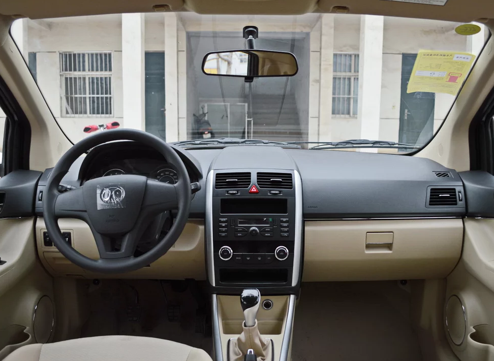 开起来很霸气的绅宝d20两厢 1.5l 乐天手动版优雅大气